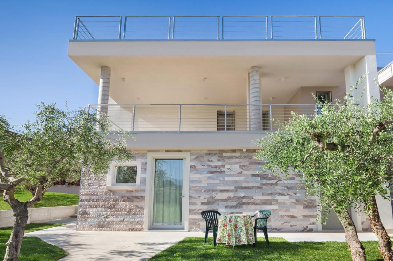 Villa Aurora-Holiday Home Apt 2 Bardolino Bagian luar foto