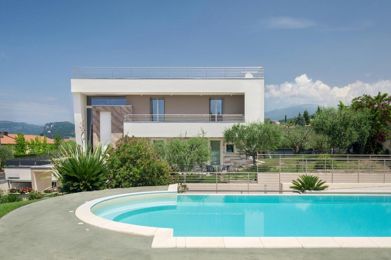 Villa Aurora-Holiday Home Apt 2 Bardolino Bagian luar foto