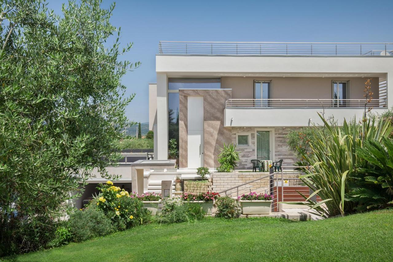 Villa Aurora-Holiday Home Apt 2 Bardolino Bagian luar foto